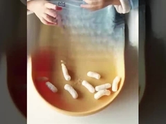 Plateau rose pour enfants, cuillères et bols avec compartiments